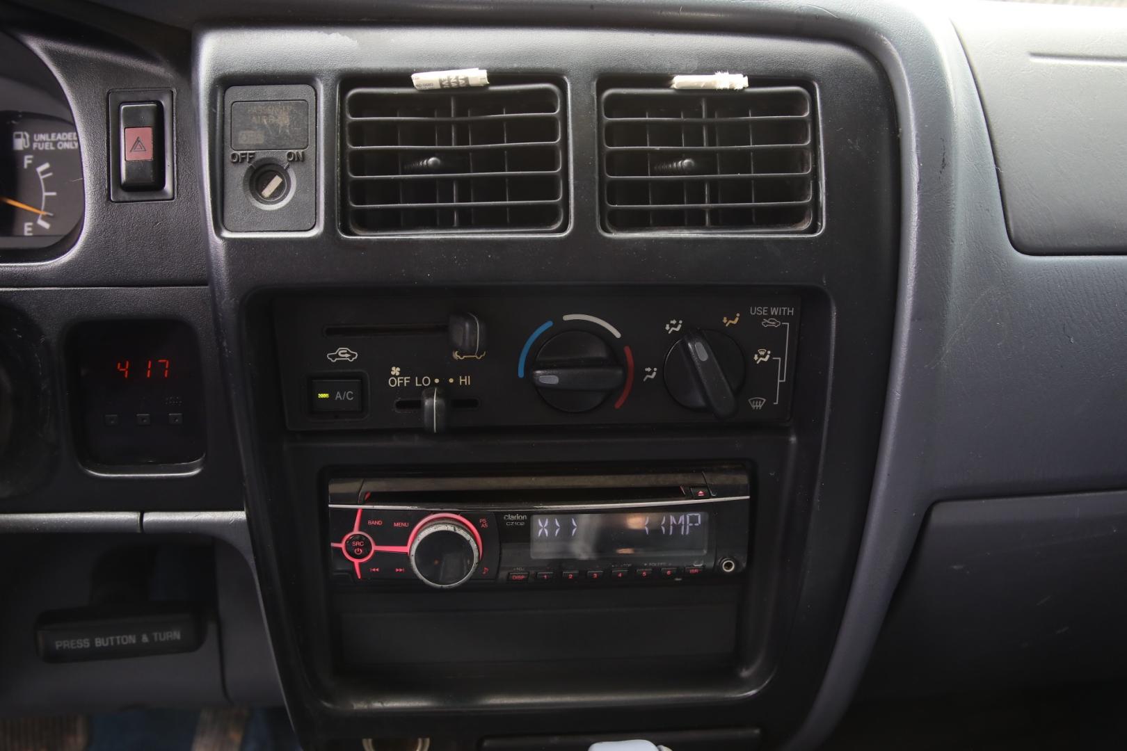 2000 WHITE TOYOTA TACOMA PreRunner Xtracab V6 2WD (4TASN92N1YZ) with an 3.4L V6 DOHC 24V engine, 4-SPEED AUTOMATIC transmission, located at 420 E. Kingsbury St., Seguin, TX, 78155, (830) 401-0495, 29.581060, -97.961647 - Photo#9